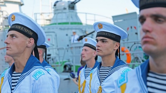 Vì vậy, việc hoàn thiện và biên chế tàu trinh sát hạng trung Laguna có thể đi biển xa, hoạt động dài ngày và tầm phát hiện xa là một thành tựu đáng nổi bật hàng đầu của ngành đóng tàu Ukraine trong những năm gần đây dù cho nó chỉ là dựa trên một thân tàu cá vũ từ thời Liên Xô. Ảnh: Đội danh dự của Hải quân Ukraine.