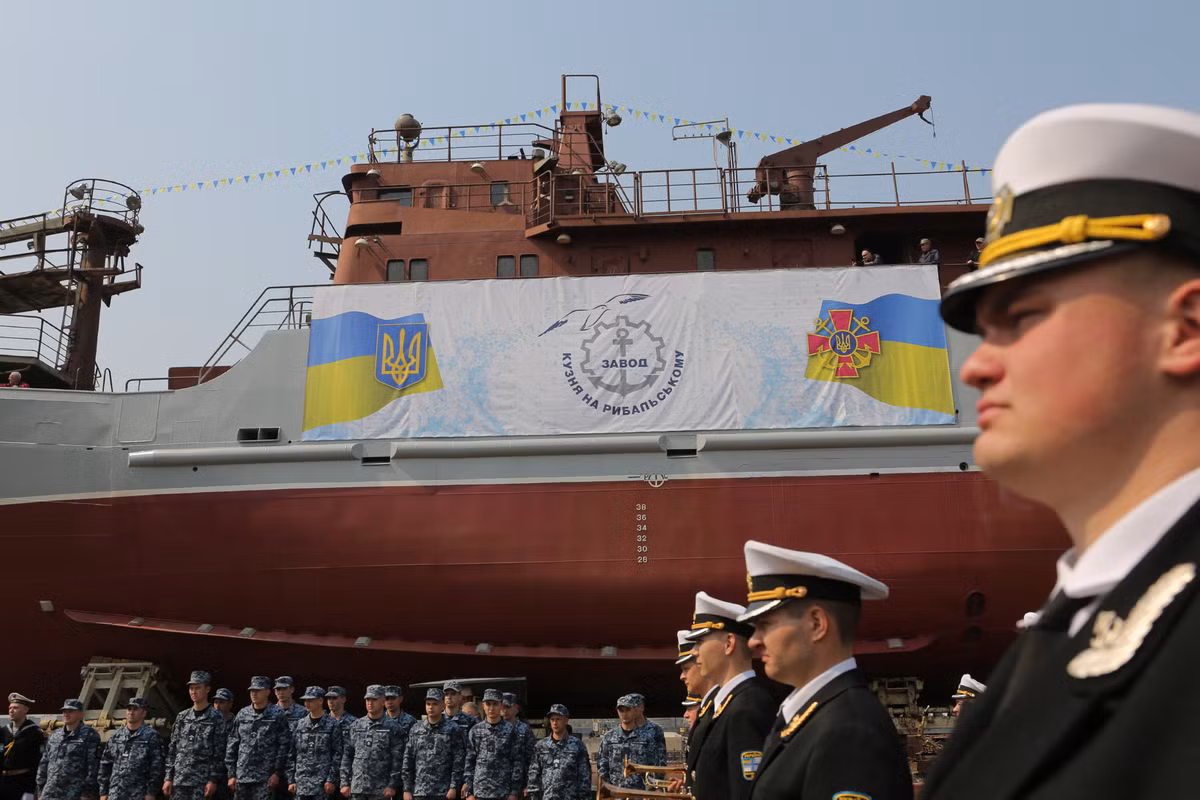 Trên thực tế, nhà máy đóng tàu Kuznitsa na Rybalskaya mà tiền thân là nhà máy Leninskaya Kuznitsa dưới thời Liên Xô là nơi chuyên biệt để đóng các tàu đánh cá hạng trung thuộc dự án 502EM có lượng giãn nước hơn 1.200 tấn, dài 54m, là dự án nâng cấp của tàu cá lớp 502 được chế tạo từ những năm 1960. Từ năm 1968 - 1995, đã có 40 tàu cá thuộc lớp 502, 340 tàu cá thuộc lớp 502EM và 16 tàu tìm kiếm - đánh cá được đóng mới bởi nhà máy này. Ảnh: Tàu trinh sát Laguna được hạ thủy tại nhà máy Kuznitsa na Rybalskaya