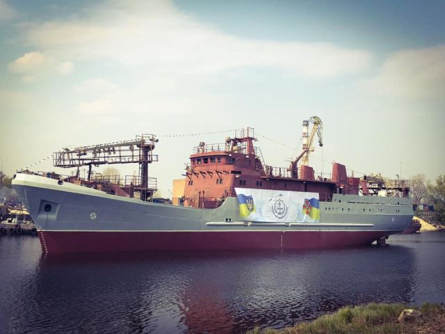 Con tàu được hạ thủy từ tháng 4/2019 tại nhà máy đóng tàu Kuznitsa na Rybalskaya tại Kiev và đến tháng 10 cùng năm thì được chuyển đến Odessa để bổ sung trang thiết bị trinh sát chuyên dụng, con tàu được di chuyển qua vị trí mới bằng một ụ nổi. Ảnh: Tàu Laguna tại nhà máy khi vừa hạ thủy.