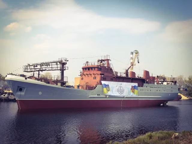 Con tàu được hạ thủy từ tháng 4/2019 tại nhà máy đóng tàu Kuznitsa na Rybalskaya tại Kiev và đến tháng 10 cùng năm thì được chuyển đến Odessa để bổ sung trang thiết bị trinh sát chuyên dụng, con tàu được di chuyển qua vị trí mới bằng một ụ nổi. Ảnh: Tàu Laguna tại nhà máy khi vừa hạ thủy.