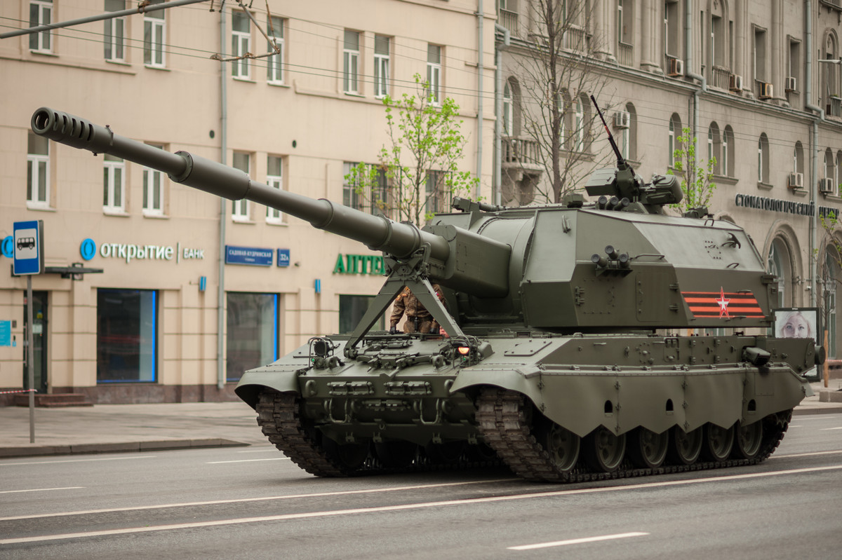 Mới đây, Giám đốc Trung tâm nghiên cứu và thiết kế Viện nghiên cứu Trung tâm Burevestnik - Ông Pavel Kobalev cho biết, Hải quân Nga đang có kế hoạch phát triển một loại pháo hạm mới hoàn toàn dựa trên hệ thống pháo tự hành mặt đất Koalitsiya-SV để trang bị cho các chiến hạm của nước này. Ảnh: Pháo tự hành Koalitsiya-SV trên đường phố Moscow.