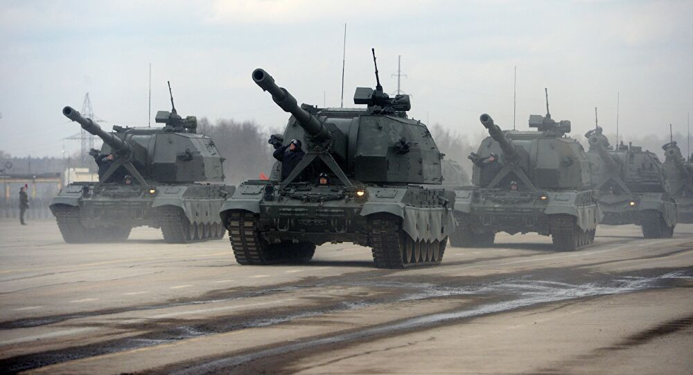 Hiện nay quân đội Nga đã bắt đầu đưa vào biên chế pháo tự hành Koalitsiya-SV 2S35 152mm để phục vụ huấn luyện chiến đấu và dần dần thay thế mẫu pháo tự hành cũ phát triển từ thời Liên Xô là Msta-S 2S19 152mm. Ảnh: Pháo tự hành Koalitsiya-SV huấn luyện duyệt binh, phía sau là pháo tự hành Msta-S.