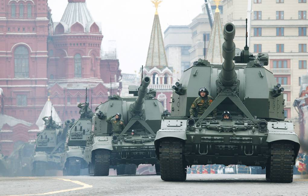 Việc phát triển loại hải pháo mới ngay sau khi đưa vào biên chế pháo tự hành Koalitsiya-SV cho thấy đây là một mẫu pháo có ưu điểm vượt trội, đồng thời có thể đa năng với nhiều nhiệm vụ khác nhau, tính năng chiến đấu tốt. Hi vọng những khẩu hải pháo mới cỡ nòng 152mm của Nga sẽ sớm thành hình để trang bị cho những tàu mặt nước cỡ lớn của Hải quân, nâng tầm sức mạnh của Nga trên biển vốn đã tụt lại sau bấy lâu. Ảnh: Pháo tự hành Koalitsiya-SV trên Quảng trường Đỏ.