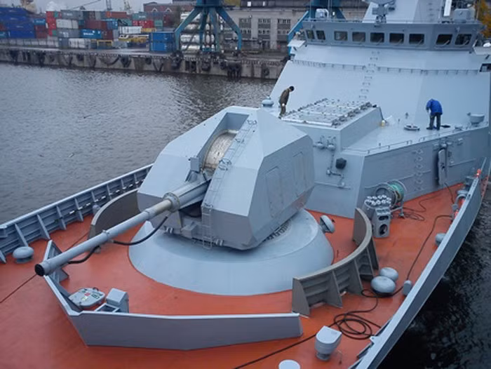 Các tàu chiến cỡ trung bình và lớn hiện đại mới của Hải quân Nga thường sử dụng pháo hạm A-190 cỡ nòng 100mm. Pháo có tầm bắn tối đa 21km, tầm cao tối đa 15km, tốc độ bắn 80 phát/phút và cơ số đạn dự trữ 80 viên. Pháo có trọng lượng khoảng 15 tấn, nhẹ hơn hai lần so với pháo hạm 100mm cũ là AK-100. Ảnh: Pháo hạm A-190 cỡ 100mm trên tàu chiến Nga.