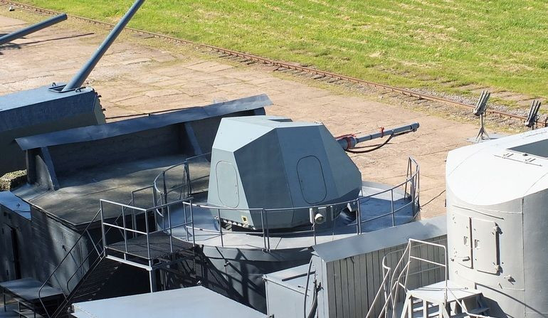 Hiện nay, các tàu chiến mặt nước cỡ nhỏ và trung bình của Nga thường trang bị hải pháo AK-176 cỡ nòng 76mm. Pháo có tầm bắn tối đa 15.5km, tầm bắn hiệu quả 10km, cơ số đạn dự trữ 152 viên và tốc độ bắn khá nhanh 120 phát/phút. Ảnh: Pháo hạm AK-176MA nâng cấp với thiết kế góc cạnh giúp tán xạ radar tốt hơn.