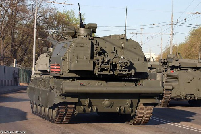 Với tầm bắn 80km, pháo hạm này đã có tầm bắn ngang ngửa với một số loại tên lửa chống hạm sử dụng động cơ đẩy phản lực thế hệ cũ như P-20M và vượt trội tên lửa chống hạm P-15. Sức công phá của đạn pháo 152mm cũng là vô cùng đáng gờm với đánh giá chỉ cần 3 phát bắn trúng mục tiêu cũng có thể đánh chìm chiến hạm cỡ lớn của đối phương. Ảnh: Phía sau pháo tự hành Koalitsiya-SV.