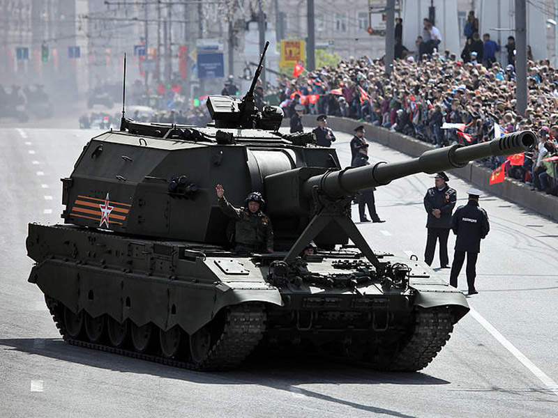 Theo đó, loại pháo tự hành mới nhất này của Nga được các chuyên gia tại Trung tâm đánh giá rất cao về tiềm năng của nó, pháo không những có thể phát triển trên nhiều khung gầm khác nhau cho nhiệm vụ trên bộ hay lực lượng phòng thủ bờ biển, mà nó còn hoàn toàn có khả năng tương thích để sử dụng trên tàu chiến. Ảnh: Pháo tự hành Koalitsiya-SV trong một cuộc duyệt binh.