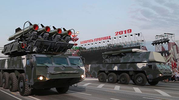 Hệ thống phòng không di động tầm trung Buk-MB3K cũng được cho là dễ dàng vận hành hơn rất nhiều so với các biến thể Buk cũ hơn, với các bộ phận chiến đấu sử dụng máy tính kỹ thuật số và màn hình hiển thị LCD vô cùng hiện đại. Ảnh: Xe phóng kiêm xe mang đạn (trái) và xe phóng di động (phải) của hệ thống Buk-MB3K.