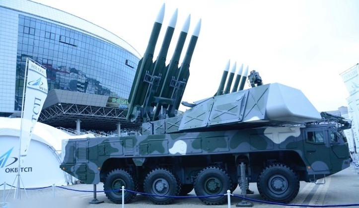 Ngoài ra, hệ thống cũng có thể dễ dàng tích hợp vào hệ thống lưới lửa phòng không nhiều tầng nhiều lớp nhờ chia sẻ dữ liệu và liên lạc kỹ thuật số. Đặc biệt là khả năng tích hợp cùng với các hệ thống phòng không tầm xa S-400 Triumf hiện đại do Nga sản xuất, khiến tổ hợp phòng không của Belarus là vô cùng hấp dẫn đối với các khách hàng đang và sẽ mua hệ thống phòng không tầm xa này. Ảnh: Bệ phóng Buk-MB3K trong trạng thái sẵn sàng khai hỏa.