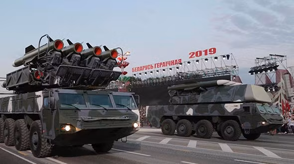 Hệ thống phòng không di động tầm trung Buk-MB3K cũng được cho là dễ dàng vận hành hơn rất nhiều so với các biến thể Buk cũ hơn, với các bộ phận chiến đấu sử dụng máy tính kỹ thuật số và màn hình hiển thị LCD vô cùng hiện đại. Ảnh: Xe phóng kiêm xe mang đạn (trái) và xe phóng di động (phải) của hệ thống Buk-MB3K.