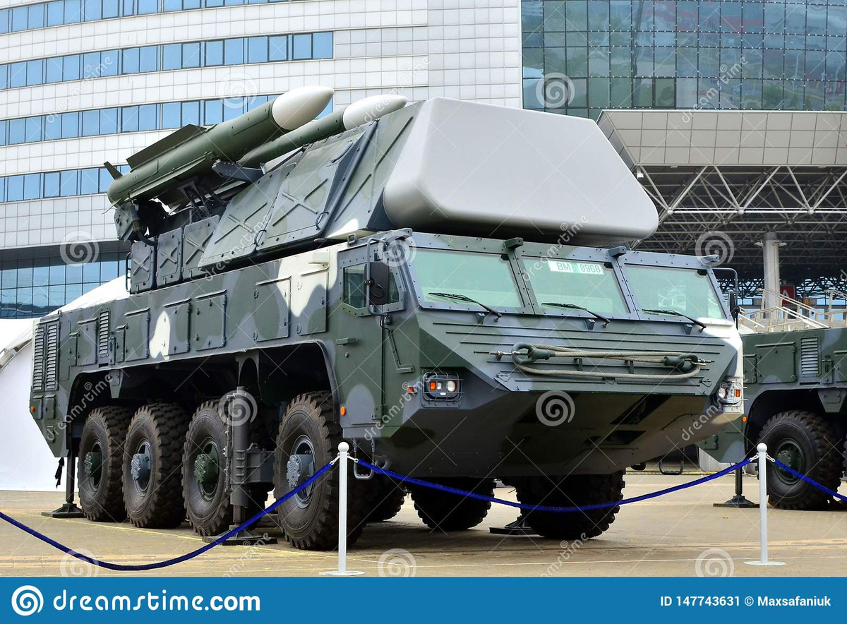 Radar có thể phát hiện và theo dõi mục tiêu tự động, đo chính xác tham số mục tiêu như góc phương vị, phạm vi, tốc độ bay, và nhập tham số cho tên lửa công kích mục tiêu ở khoảng cách tối đa tối đa 70km, có thể tấn công cùng lúc 6 mục tiêu. Tổ hợp có thể đánh chặn nhiều loại mục tiêu bay khác nhau từ tên lửa hành trình cho đến máy bay không người lái (UAV). Ảnh: Bệ phóng di động của Buk-MB3K trong trạng thái hành quân.