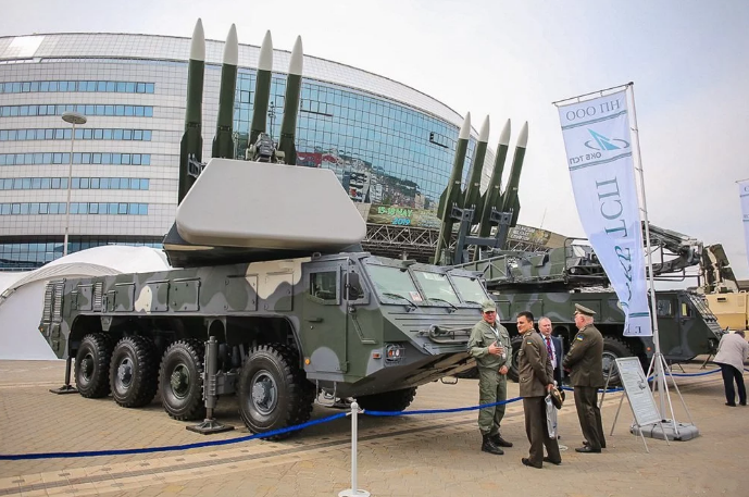 Tuy nhiên, việc tự sản xuất tổ hợp tên lửa phòng không di động tầm trung Buk-MB3K mới đây cho thấy rằng, họ không những chỉ có khả năng nâng cấp mà còn hoàn toàn có thể chế tạo các hệ thống phòng không hoàn chỉnh nhằm hướng tới xuất khẩu. Ảnh: Bệ phóng Buk-MB3K do Belarus sản xuất tại triển lãm MILEX-2019.