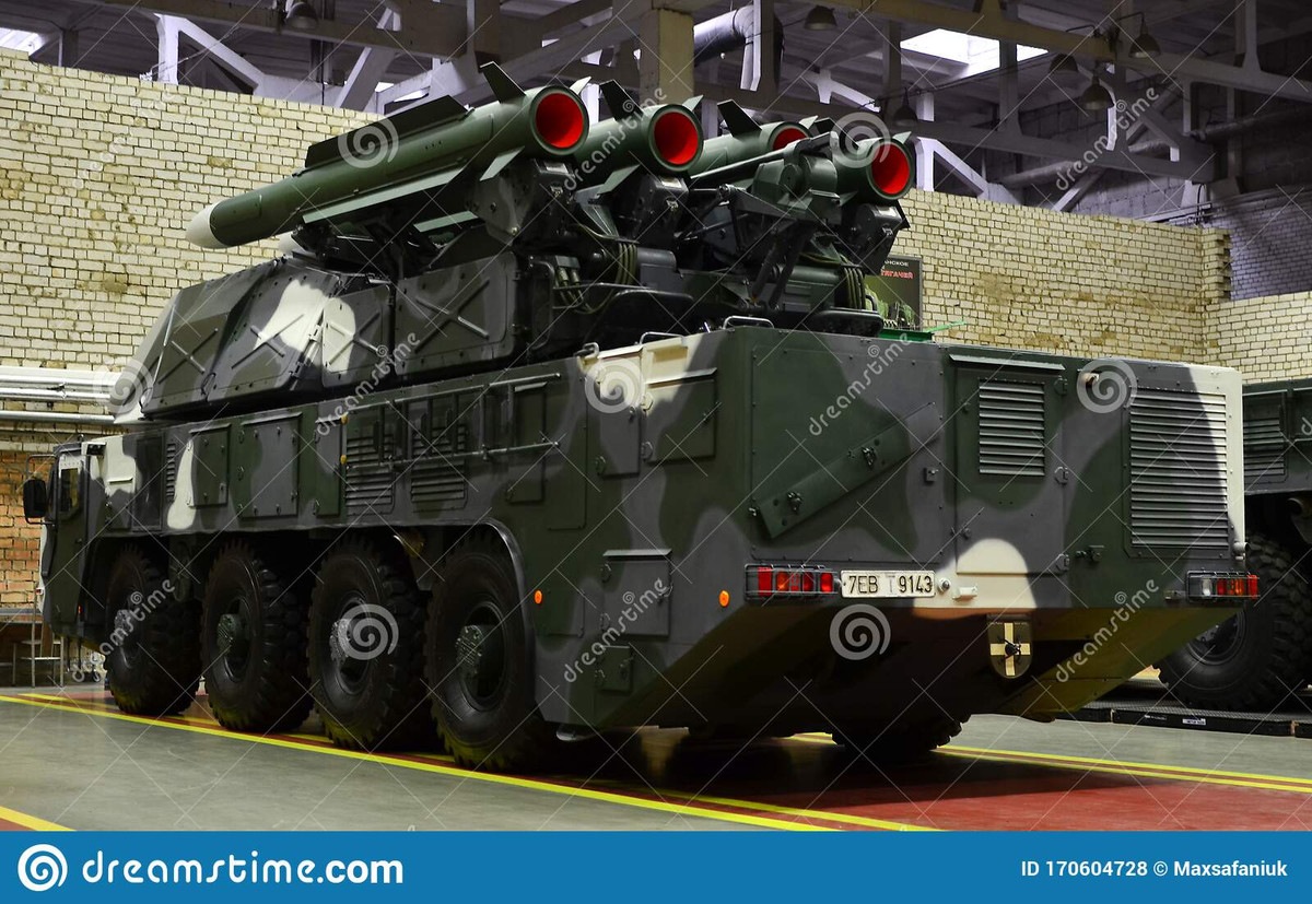 Đồng thời Buk-MB3K cũng cung cấp khả năng mua sắm khả thi đối với những quốc gia ít thân thiện với Nga như Georgia, Bulgaria và Ukraine vốn cũng đang vận hành các tổ hợp Buk-M1 hoặc S-300 cũ hơn. Ảnh: Phía sau xe phóng di động của Tổ hợp Buk-MB3K.