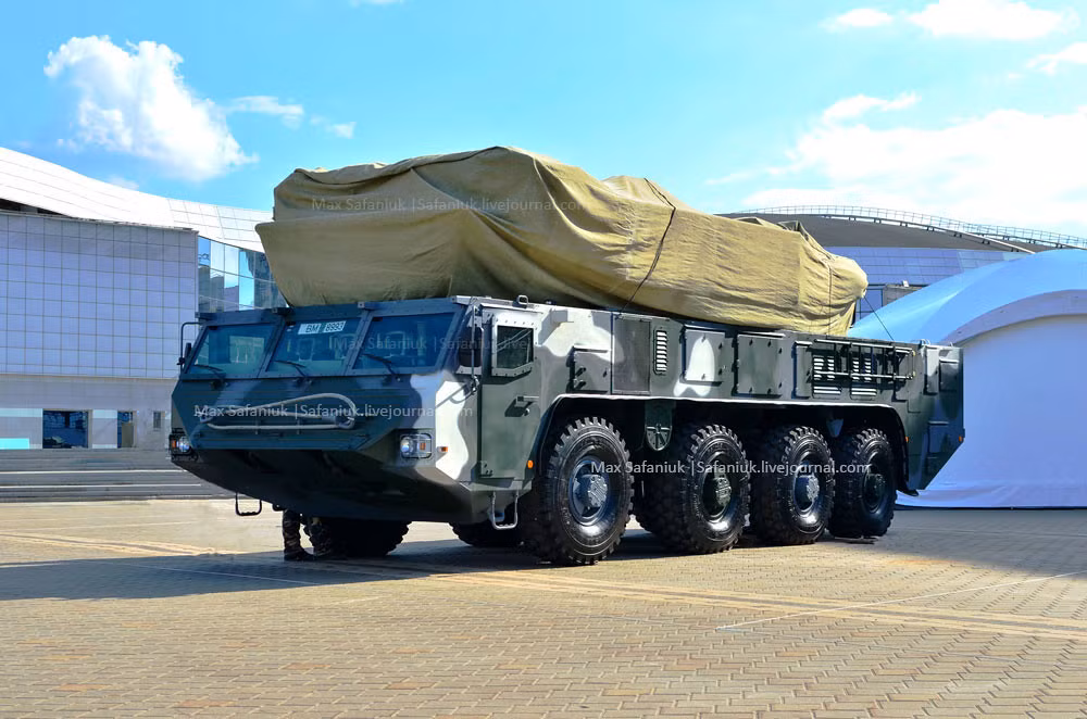 Có thể nói rằng, Buk-MB3K là một thành tựu quốc phòng vô cùng đáng nể của Belarus sau khi Liên Xô sụp đổ, cũng như một lời khẳng định với thế giới rằng Belarus có thừa công nghệ để tự sản xuất tổ hợp tên lửa phòng không cho riêng mình cũng như xuất khẩu. Đây là một tổ hợp có khả năng vượt trội, hiện đại mà giá cả lại hợp lý với nhiều quốc gia vẫn đang sử dụng các tổ hợp phòng không hệ Liên Xô cũ cần thay thế hoặc bổ sung cho lưới lửa phòng không nhiều tầng. Ảnh: Xe phóng di động Buk-MB3K trong trạng thái hành quân.
