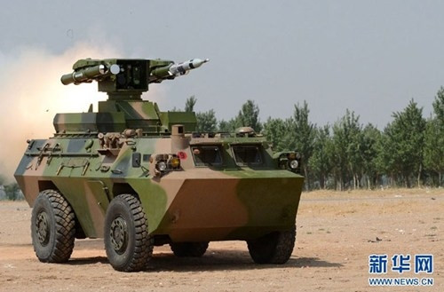 Về hỏa lực chống tăng, Lục quân Trung Quốc được trang bị rộng rãi tên lửa chống tăng HJ-9A; đây là phiên bản mang vác sử dụng cho bộ binh, có tầm bắn 5 km, khả năng xuyên 1.200 mm thép đồng nhất sau giáp phản ứng nổ. Các thông số này hoàn toàn tương đồng với tên lửa chống tăng có điều khiển 9M133 Komet của Nga. Ảnh: Tổ hợp HJ-9A - Nguồn: Wikipedia.