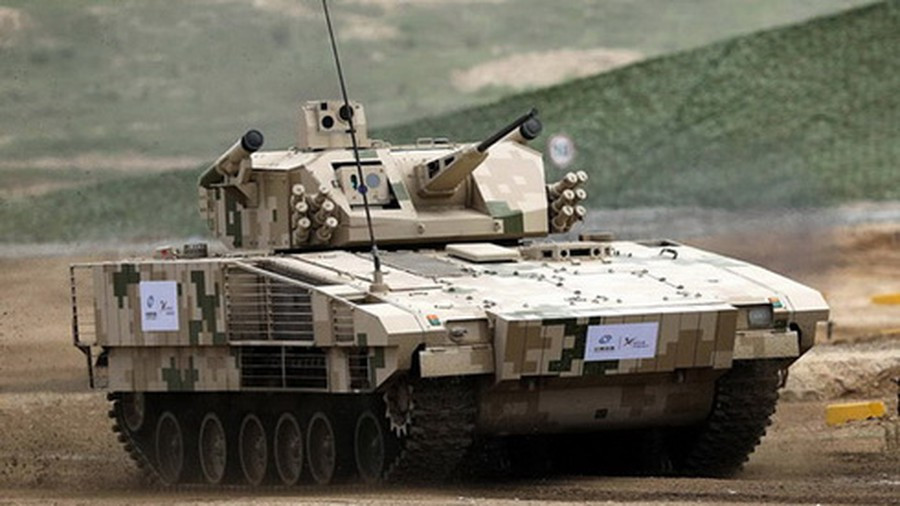 Để đẩy mạnh việc cơ giới hóa lục quân, Trung Quốc trang bị xe chiến đấu bộ binh (IVF) VN-17 vào năm 2017. VN-17 là một thiết kế hoàn toàn mới của Trung Quốc, không hề sao chép sản phẩm có sẵn. Khung gầm của VN-17 được cho là của xe tăng Type-15, VN-17 nặng hơn 30 tấn, kíp lái 3 người và có thể chở được 7 binh lính với đầy đủ vũ khí, trang bị cá nhân. Ảnh: Xe chiến đấu bộ binh VN-17 - Nguồn: Wikipedia.