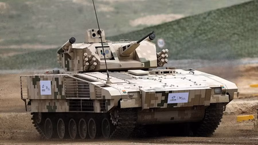 Để đẩy mạnh việc cơ giới hóa lục quân, Trung Quốc trang bị xe chiến đấu bộ binh (IVF) VN-17 vào năm 2017. VN-17 là một thiết kế hoàn toàn mới của Trung Quốc, không hề sao chép sản phẩm có sẵn. Khung gầm của VN-17 được cho là của xe tăng Type-15, VN-17 nặng hơn 30 tấn, kíp lái 3 người và có thể chở được 7 binh lính với đầy đủ vũ khí, trang bị cá nhân. Ảnh: Xe chiến đấu bộ binh VN-17 - Nguồn: Wikipedia.