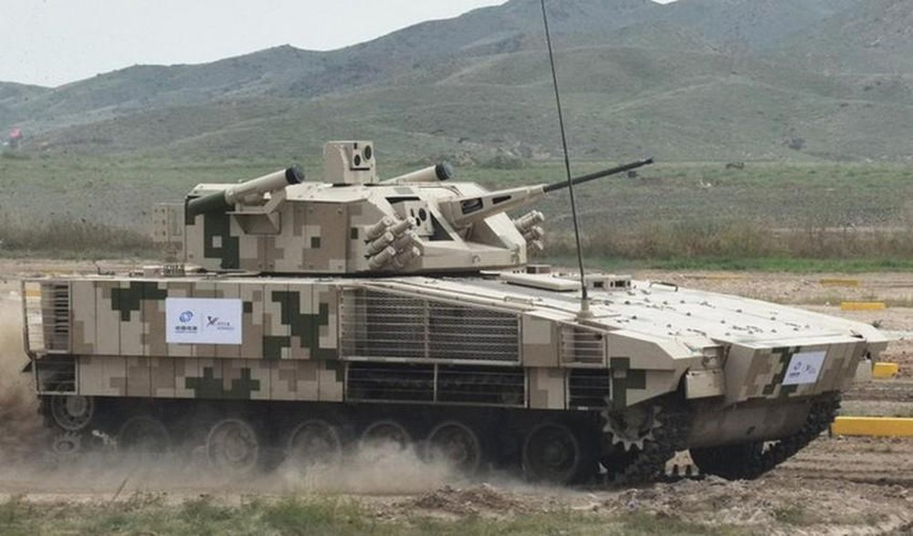 Vũ khí của VN-17 gồm: Một pháo tự động 30 mm đi kèm hệ thống ngắm bắn quang-điện tử cực kỳ hiện đại và súng máy đồng trục 7,62 mm. Tuy nhiên, đáng chú ý nhất trên tháp pháo của VN-17 là 2 quả tên lửa chống tăng có điều khiển thế hệ mới HJ-12, loại tên lửa được cho là có tính năng tương đương FGM-148 Javelin của Mỹ. Ảnh: Xe chiến đấu bộ binh VN-17 - Nguồn: Wikipedia.