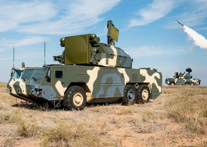 Bảo đảm phòng không cho các đơn vị Lục quân, năm 2018 Lục quân Trung Quốc đưa vào trang bị tổ hợp tên lửa phòng không tầm thấp FM-2000 có tầm bắn từ 1-15 km, tiêu diệt được mục tiêu bay trong dải độ cao từ 10 m - 6 km. Tổ hợp sử dụng khung gầm xe bọc thép bánh lốp Đông Phong có tính việt dã rất cao. Ảnh: Tổ hợp FM-2000 - Nguồn: Wikipedia.