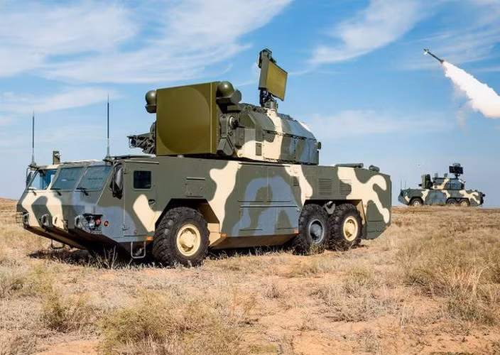 Bảo đảm phòng không cho các đơn vị Lục quân, năm 2018 Lục quân Trung Quốc đưa vào trang bị tổ hợp tên lửa phòng không tầm thấp FM-2000 có tầm bắn từ 1-15 km, tiêu diệt được mục tiêu bay trong dải độ cao từ 10 m - 6 km. Tổ hợp sử dụng khung gầm xe bọc thép bánh lốp Đông Phong có tính việt dã rất cao. Ảnh: Tổ hợp FM-2000 - Nguồn: Wikipedia.