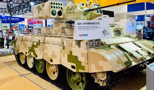 Với số vũ khí trên, QN-506 được cho là có đủ sức thực hiện các nhiệm vụ như tiêu diệt tăng thiết giáp, máy bay trực thăng, UAV, phương tiện cơ giới và sinh lực đối phương. Tuy nhiên, theo các chuyên gia quân sự cho rằng, các nhà thiết kế Trung Quốc đã sai lầm khi "nhồi nhét" quá nhiều vũ khí như vậy trên QN-506, có thể khiến nó trở nên vô dụng trên chiến trường. Ảnh: Xe chi viện hỏa lực QN-506 - Nguồn: Wikipedia.