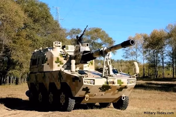 Về lực lượng pháo binh, Trung Quốc đang loại dần các loại pháo xe kéo lạc hậu, trang bị các loại pháo tự hành như pháo tự hành 155 mm SH-11, pháo phản lực bắn loạt AR3; những loại pháo này đều có tầm bắn xa, mức chính xác cao, sức công phá lớn, có thể bắn được các loại đạn có điều khiển và khả năng cơ động cao. Ảnh: Pháo tự hành 155 mm SH-11 - Nguồn: Wikipedia.