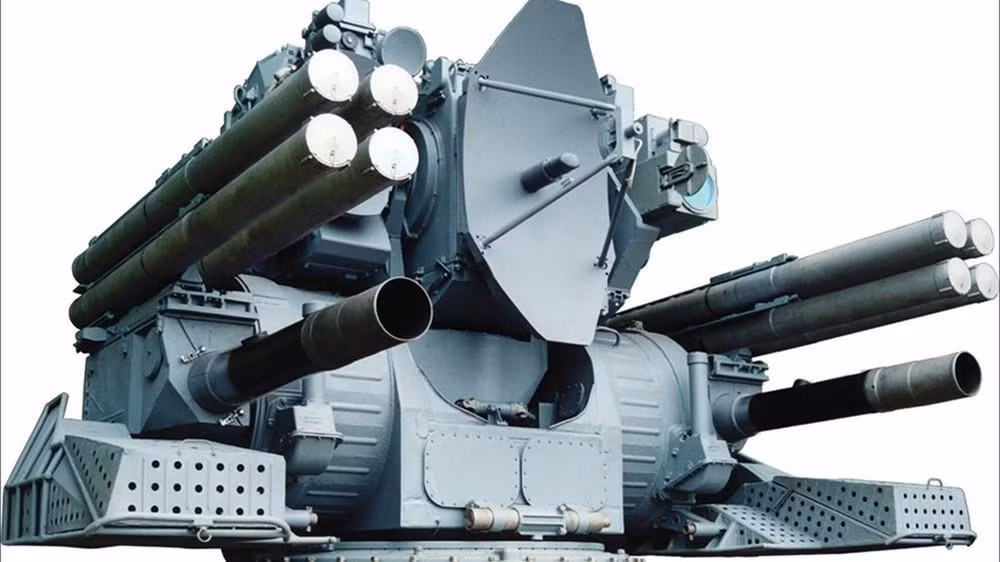 Bên cạnh FM-2000, còn tổ hợp tên lửa - pháo phòng không tự hành JRNG-6 được thiết kế giống như hệ thống Pantsir-S của Nga. JRNG-6 được trang bị 8 tên lửa đánh chặn, 2 khẩu pháo bắn nhanh cỡ nòng 30 mm, radar điều khiển hỏa lực và thiết bị ngắm bắn quang học hiện đại. Ảnh: Tổ hợp JRNG-6 - Nguồn: Wikipedia.