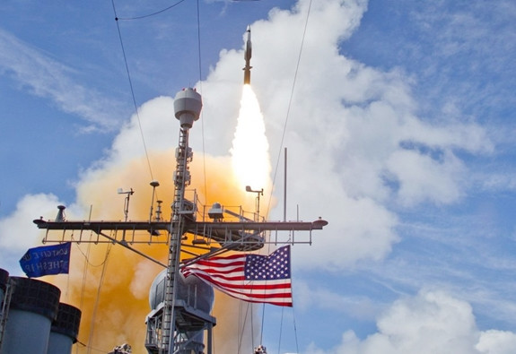 Khi tàu ngầm Type 094 phóng tên lửa JL-2, các hệ thống Aegis triển khai gần bờ biển Trung Quốc sẽ phát hiện được ngay, đồng thời kích hoạt tên lửa đánh chặn SM-3 và chỉ cần sau 5 giây nó được phóng lên để phá hủy JL-2. Ảnh: Tên lửa SM-3 Block IB được bắn từ tàu USS Lake Erie của Hải quân Mỹ - Nguồn: USMDA.