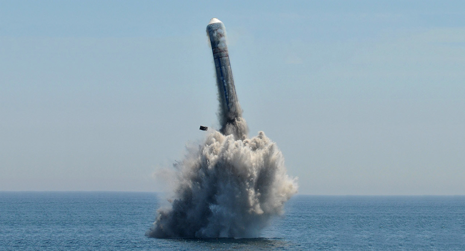 Điểu yếu đầu tiên đó là tên lửa đạn đạo xuyên lục địa (SLBM) mang tên lửa JL-2, trang bị trên tàu ngầm Type 094 có tầm bắn tương đối ngắn, ước tính cự ly tối đa khoảng 7.400km. Ảnh: Tên lửa JL-2 phóng từ tàu ngầm hạt nhân lớp Type 094.