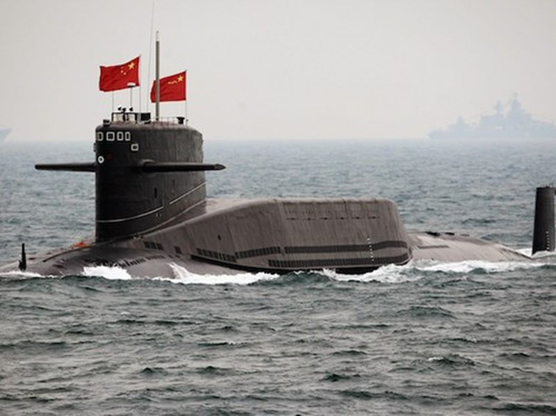 Theo các chuyên gia quân sự Mỹ, các tàu ngầm hạt nhân chiến lược (SSBN) mang tên lửa đạn đạo, trong đó có tàu ngầm Type 094 lớp Tấn, được Trung Quốc coi là thành tố quan trọng về năng lực trả đũa hạt nhân của nước này. Ảnh: Tàu ngầm Type 094 của Trung Quốc - Nguồn: Wikipedia.