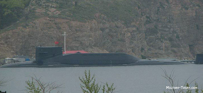 Theo các chuyên gia quân sự, trong 4 điểm yếu trên, thì hạn chế về tầm bắn của vũ khí và khả năng tàng hình là điểm yếu cốt tử, buộc Bắc Kinh phải tìm địa điểm lý tưởng để bảo vệ tàu ngầm trước khả năng săn tìm của tàu ngầm, máy bay chống ngầm Mỹ và đồng minh. Ảnh: Một căn cứ tàu ngầm của Trung Quốc.