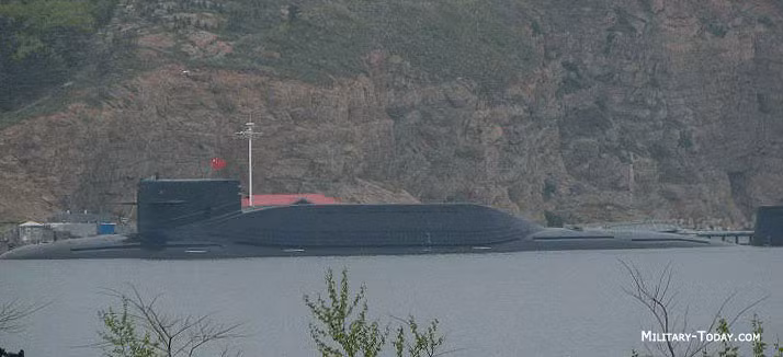 Theo các chuyên gia quân sự, trong 4 điểm yếu trên, thì hạn chế về tầm bắn của vũ khí và khả năng tàng hình là điểm yếu cốt tử, buộc Bắc Kinh phải tìm địa điểm lý tưởng để bảo vệ tàu ngầm trước khả năng săn tìm của tàu ngầm, máy bay chống ngầm Mỹ và đồng minh. Ảnh: Một căn cứ tàu ngầm của Trung Quốc.