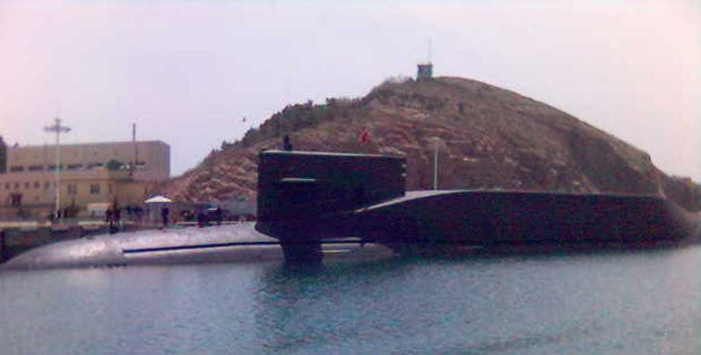 Việc Trung Quốc đặt căn cứ tàu ngầm lớn nhất của mình trên đảo Hải Nam, tiếp giáp Biển Đông, cho thấy một thực tế là nước này đã chuẩn bị để đưa tàu ngầm hạt nhân xuống vùng biển này từ nhiều năm trước. Ảnh: Một căn cứ tàu ngầm của Trung Quốc.