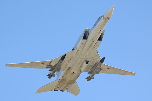 Còn tên lửa Kh-32 (tiếng Nga X-32) là loại tên lửa hành trình sử dụng nhiên liệu lỏng, phóng từ trên không, dùng để tiêu diệt các mục tiêu trên mặt biển và mặt đất; Kh-32 là phiên bản nâng cấp của tên lửa diệt hạm tầm xa Raguda Kh-22 được chế tạo dưới thời Liên Xô. Ảnh: Tên lửa Kh-32 được trang bị cho máy bay ném bom Tu-22M3 - Nguồn: RIA.