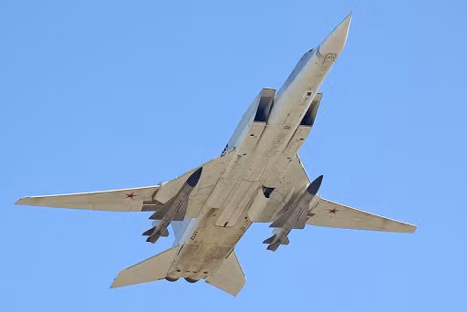 Còn tên lửa Kh-32 (tiếng Nga X-32) là loại tên lửa hành trình sử dụng nhiên liệu lỏng, phóng từ trên không, dùng để tiêu diệt các mục tiêu trên mặt biển và mặt đất; Kh-32 là phiên bản nâng cấp của tên lửa diệt hạm tầm xa Raguda Kh-22 được chế tạo dưới thời Liên Xô. Ảnh: Tên lửa Kh-32 được trang bị cho máy bay ném bom Tu-22M3 - Nguồn: RIA.