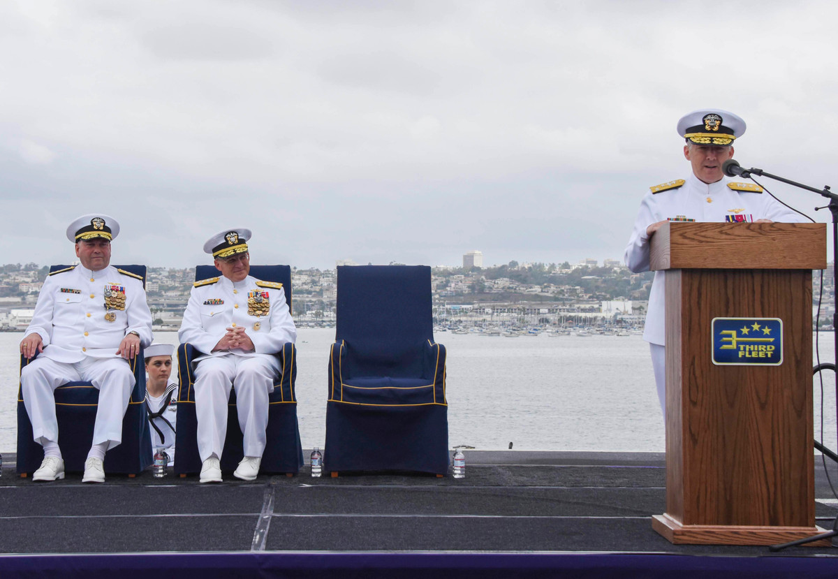 Tin tức về vụ phóng tên lửa đạn đạo diệt hạm đã làm nóng các phương tiện truyền thông của Mỹ. Ngay sau khi Trung Quốc phóng tên lửa, Phó Đô đốc Hải quân Mỹ Scott Conn đã có bài phát biểu trước báo giới: “Trung Quốc có quyền làm như vậy nếu phù hợp với luật pháp và tiêu chuẩn quốc tế và Mỹ sẵn sàng đối phó với bất kỳ mối đe dọa nào trong khu vực”. Nói một cách ngắn gọn, dường như Mỹ không thể hiện bất kỳ cảm xúc lo sợ nào. Ảnh: Phó Đô đốc Hải quân Mỹ Scott Conn (đứng tại bục phát biểu) - Nguồn: Hải quân Mỹ