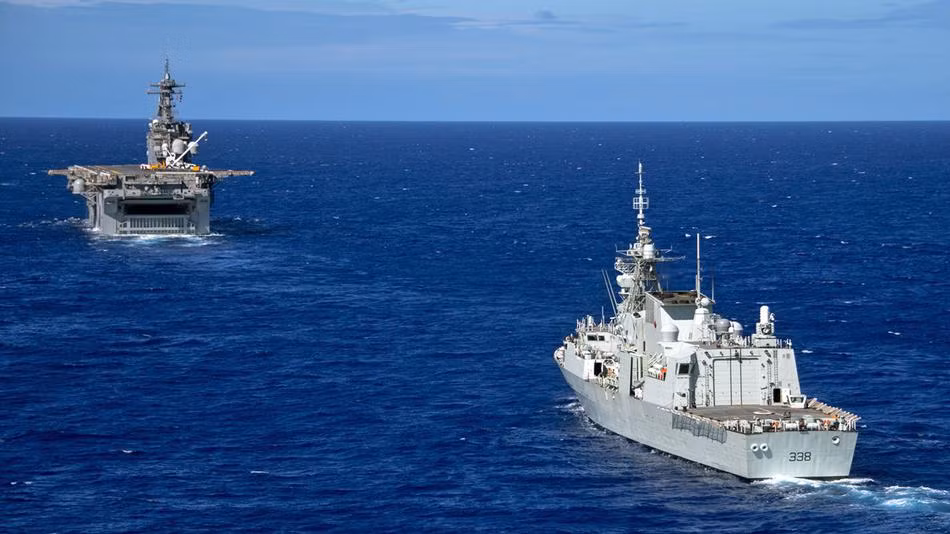 Cuộc diễn tập RIMPAC 2020 với các hoạt động năm nay sẽ chỉ diễn ra trên biển, đây là một cách làm vô cùng sáng tạo khi đảm bảo an toàn cho tất cả các lực lượng tham gia bằng cách cắt giảm tối đa các lực lượng dự phòng trên bờ. Kế hoạch giúp cho Mỹ có thể tiến hành một cuộc tập trận có ý nghĩa và giá trị huấn luyện cao, giảm thiểu rủi ro cho đồng minh, đối tác cũng như tất cả người dân trên đảo Hawaii. Ảnh: Khinh hạm HMCS Winnipeg (FFH-338) lớp Halifax của hải quân Canada di chuyển phía sau tàu đổ bộ tấn công USS Essex (LHD-2) của hải quân Hoa Kỳ trong khuôn khổ RIMPAC 2020.