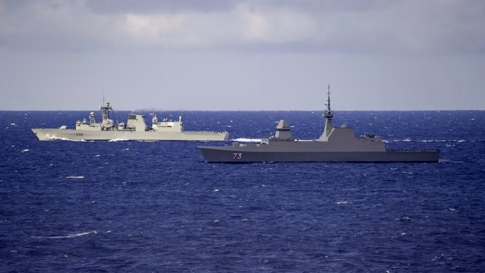 RIMPAC là hoạt động diễn tập quân sự trên biển đa quốc gia lớn nhất thế giới hiện nay do Mỹ khởi xướng, diễn ra 2 năm một lần. Năm nay, cuộc tập trận có sự góp mặt của 22 tàu mặt nước và 1 tàu ngầm đến từ 10 nước cùng sự phục vụ của khoảng 5.300 binh sĩ trực tiếp tham gia. Ảnh: Khinh hạm RSS Supreme (73) của hải quân Singapore phối hợp cùng tàu chiến của hải quân Canada trong khuôn khổ RIMPAC 2020.