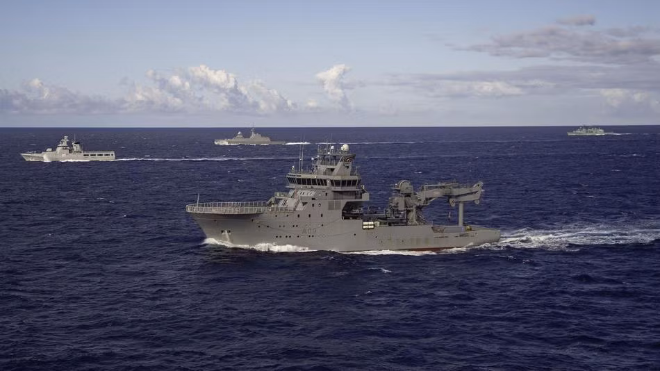 RIMPAC như thường lệ vẫn thu hút được sự quan tâm lớn của cả quân đội lẫn truyền thông Trung Quốc. Bởi vì hơn ai hết, người Trung Quốc hiểu rõ rằng mục tiêu của cuộc diễn tập này là đang nhắm vào ai. Tờ Hoàn cầu Thời báo - cơ quan ngôn luận của Đảng Cộng Sản Trung Quốc đã mỉa mai Mỹ rằng họ đã bất chấp thực hiện cuộc diễn tập này trước sự phản ứng mạnh mẽ của người dân Hawaii. Ảnh: Biên đội tàu chiến đa quốc gia tại RIMPAC 2020.