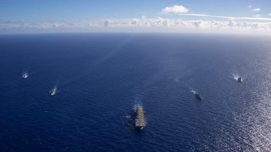 Các quốc gia cử lực lượng tàu đến tham gia RIMPAC 2020 bao gồm: Australia, Brunei, Canada, Pháp, Nhật Bản, New Zealand, Hàn Quốc, Philippines, Singapore cùng với các tàu của chủ nhà Mỹ. Với sự góp mặt của hàng không mẫu hạm USS Carl Vinson lớp Nimizt của hải quân Mỹ làm tàu dẫn đầu nhóm tác chiến cùng sự phối thuộc của biên đội tiêm kích hạm F/A-18. Ảnh: Biên đội tàu hải quân quốc tế trong khuôn khổ tập trận RIMPAC 2020, ở giữa là tàu đổ bộ tấn công USS Essex (LHD-2) của hải quân Mỹ.