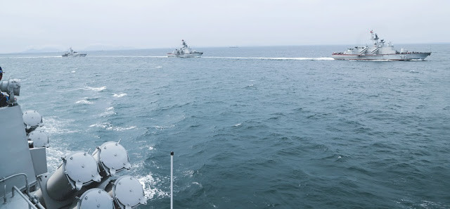 Ở giai đoạn chuẩn bị phóng tên lửa, bộ phận chiến đấu sau khi nhận đầy đủ thông số mục tiêu từ các hoạt động trinh sát sẽ nạp phần tử bắn vào tên lửa và sẵn sàng nhận lệnh khai hỏa. Do tên lửa Kh-35E có cơ chế chuyển hướng nên khi phóng, tàu không cần phải chuyển hướng về phía mục tiêu như các tàu 1241RE với tên lửa P-20M. Ảnh: Biên đội tàu tên lửa thực hành công kích trên biển.