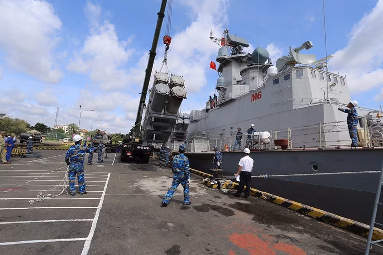 Quan trọng không kém trên quả tên lửa chính là khối động cơ tuốc-bin phản lực TRDD-50AT, là động cơ phản lực 2 trục 2 luồng cỡ nhỏ được phát triển cho tên lửa có cánh. Khối có đường kính 330mm, chiều dài 850mm, nặng 82kg. Động cơ giúp tên lửa Kh-35E bay ổn định ở vận tốc hành trình cận âm Mach 0.8. Ảnh: Lắp đặt cụm ống phóng KKT-184 lên tàu tên lửa tấn công nhanh của Vùng 2 Hải quân - Nguồn: Duy Khanh