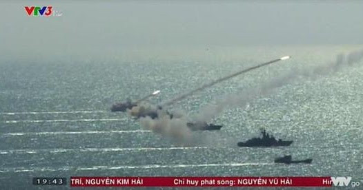 Và cuối cùng là giai đoạn tên lửa công kích mục tiêu, sau khi nhận lệnh phóng, các đạn tên lửa sẽ nhanh chóng kích hoạt và bay về phía mục tiêu, đồng thời sử dụng các phương thức dẫn đường tự lập với thông số đã nạp sẵn, vận dụng cơ cấu bay bám sát mặt biển cùng việc có thể dùng nhiều đạn công kích mục tiêu cùng lúc sẽ gia tăng tỉ lệ đánh trúng tàu đối phương lên rất cao. Ảnh: Biên đội tàu tên lửa Việt Nam thực hành phóng đạn Kh-35E