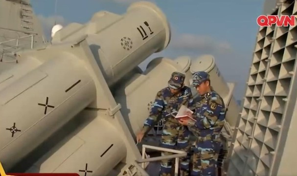 Ngoài ra, tên lửa còn có khối dẫn quán tính, được sử dụng để dẫn tên lửa Kh-35E theo hành trình đã được nhập tham số từ trước tới mục tiêu trước khi kích hoạt đầu tự dẫn radar chủ động. Khối bao gồm một máy tính kiểm soát trạng thái hành trình, một hệ thống cảm biến gia tốc và một hệ thống đo cao vô tuyến. Máy tính tổng hợp tham số từ các hệ thống đồng thời đối chiếu với tham số ban đầu, từ đó dẫn tên lửa theo hành trình dự kiến hoặc tự hủy đến nếu có sai số, chệch mục tiêu. Ảnh: Bệ phóng KT-184 trên tàu hộ vệ Gepard 3.9 - Nguồn: QPVN