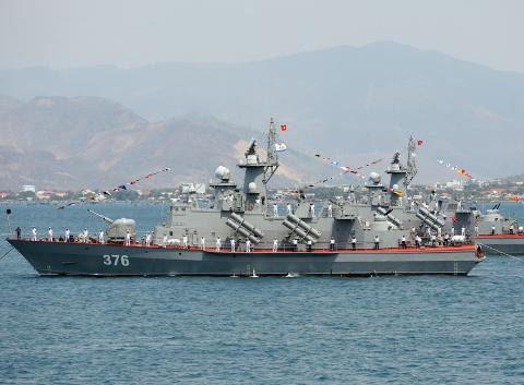 Ở giai đoạn trinh sát mục tiêu, các phương tiện trinh sát hoặc radar tìm kiếm trên tàu sẽ thực hiện phát hiện, nhận diện và xác định các tham số của tàu đối phương cần công kích, ngoài ra, quá trình này còn có thể trợ giúp bởi các trạm trinh sát trên bờ và cả vệ tinh. Ảnh: Biên đội tàu tên lửa tấn công nhanh 12418 Molniya với vũ khí chủ lực là 16 tên lửa Kh-35E.