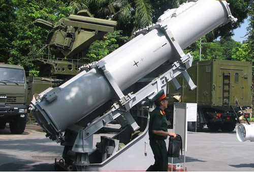Có thể thấy rằng, Kh-35E là một tên lửa hiện đại, có sức mạnh lớn, độ tự lập tác chiến cao, tinh vi, xứng đáng là mẫu tên lửa chống hạm chủ lực của Hải quân ta hiện nay. Không chỉ dừng lại ở mức nhập khẩu số lượng lớn, Quân đội ta cũng đang cố gắng hoàn thiện, tự chủ quá trình chế tạo tên lửa Kh-35E nội địa với chương trình KCT-15 và VCM-01 đã công bố gần đây, cho ta thấy một sự phát triển vượt bậc của Công nghệ quốc phòng Việt Nam có thể chế tạo những loại vũ khí tối tân, đáp ứng tốt nhu cầu tác chiến của Quân đội. Ảnh: Bệ phóng KT-184 do Việt Nam chế tạo với tên gọi chương trình KCT-15 - Nguồn: Flickr.