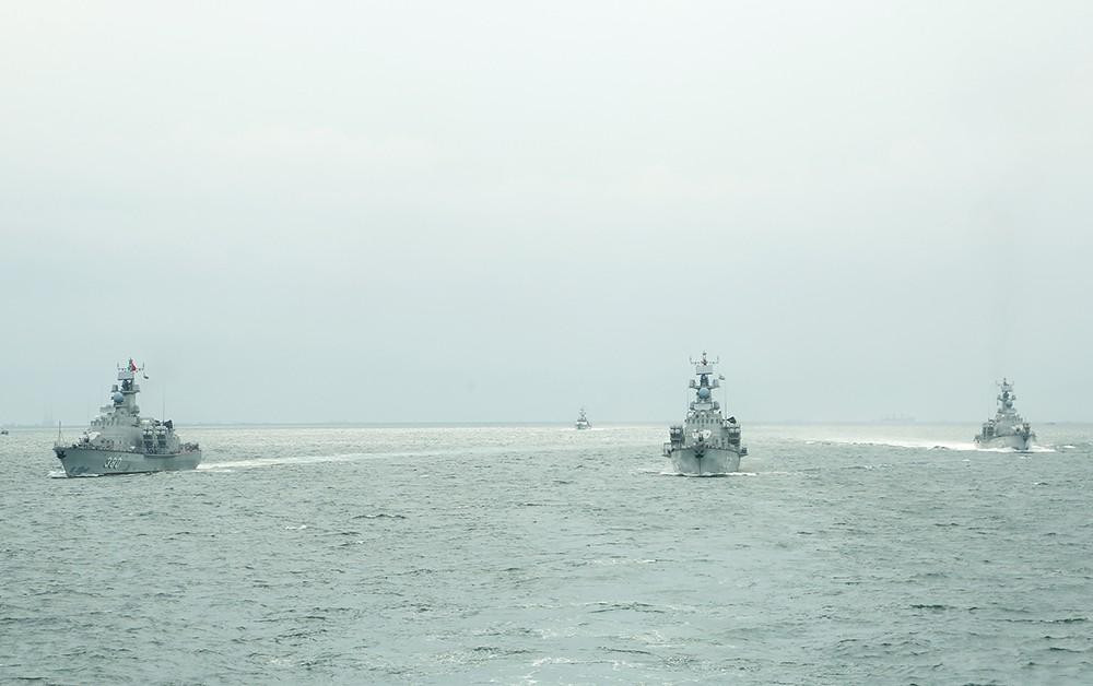 Tên lửa chống hạm Kh-35E công kích mục tiêu theo nguyên lý “bắn và quên”, với hệ thống dẫn đường kết hợp của tên lửa hoạt động hoàn toàn tự lập sau khi rời ống phóng. Nguyên lý dẫn bắn này giúp cho các phương tiện mang phóng, trinh sát và đảm bảo chiến đấu cho tên lửa có thể cơ động chuyển vị trí ngay sau khi phóng để tránh bị đối phương đáp trả. Trình tự công kích mục tiêu của tên lửa sẽ chia làm ba giai đoạn: Giai đoạn trinh sát phát hiện mục tiêu, giai đoạn chuẩn bị phóng tên lửa và giai đoạn tên lửa công kích mục tiêu. Ảnh: Biên đội tàu tên lửa Molniya thực hành công kích mục tiêu trên biển.