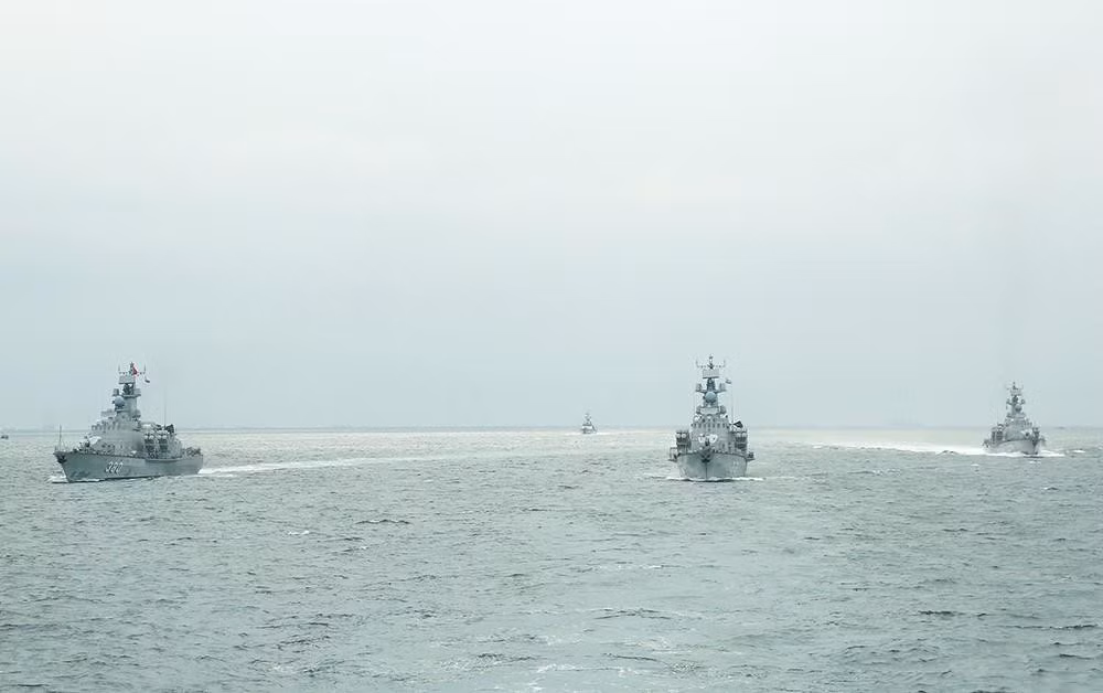 Tên lửa chống hạm Kh-35E công kích mục tiêu theo nguyên lý “bắn và quên”, với hệ thống dẫn đường kết hợp của tên lửa hoạt động hoàn toàn tự lập sau khi rời ống phóng. Nguyên lý dẫn bắn này giúp cho các phương tiện mang phóng, trinh sát và đảm bảo chiến đấu cho tên lửa có thể cơ động chuyển vị trí ngay sau khi phóng để tránh bị đối phương đáp trả. Trình tự công kích mục tiêu của tên lửa sẽ chia làm ba giai đoạn: Giai đoạn trinh sát phát hiện mục tiêu, giai đoạn chuẩn bị phóng tên lửa và giai đoạn tên lửa công kích mục tiêu. Ảnh: Biên đội tàu tên lửa Molniya thực hành công kích mục tiêu trên biển.