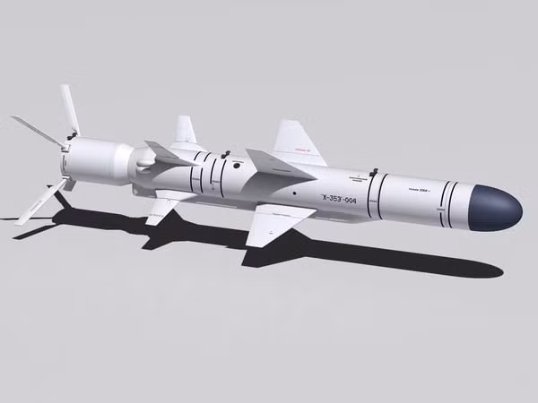 Đây là loại tên lửa thuộc nhóm các tên lửa chống hạm vô cùng phổ biến trên thế giới như Harpoon của Mỹ, Sea Eagle của Anh, Exocet của Pháp,… với khả năng tấn công mục tiêu ở tầm xa ngoài đường chân trời, trần bay cực thấp để tối giảm thời gian bọc lộ trước phương tiện trinh sát, radar phát hiện mục tiêu cũng như các hệ thống phòng thủ tàu. Ảnh: Đồ họa 3D của tên lửa Kh-35E.