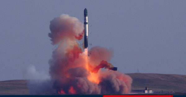 Lý do các ICBM của Nga mạnh hơn Mỹ, là do trong thời kỳ chiến tranh lạnh, Mỹ xây dựng lực lượng hải quân hùng hậu, và để tạo thế cân bằng chiến lược, Liên Xô đã nỗ lực và đầu tư rất nhiều trong lĩnh vực tên lửa đạn đạo xuyên lục địa. Đây là lý do chính khiến công nghệ tên lửa liên lục địa của Liên Xô (sau này Nga được kế thừa) luôn đi trước Mỹ. Ảnh: ICBM R-36 được ví là vũ khí ngày tận thế của Liên Xô - Nguồn: Wikipedia